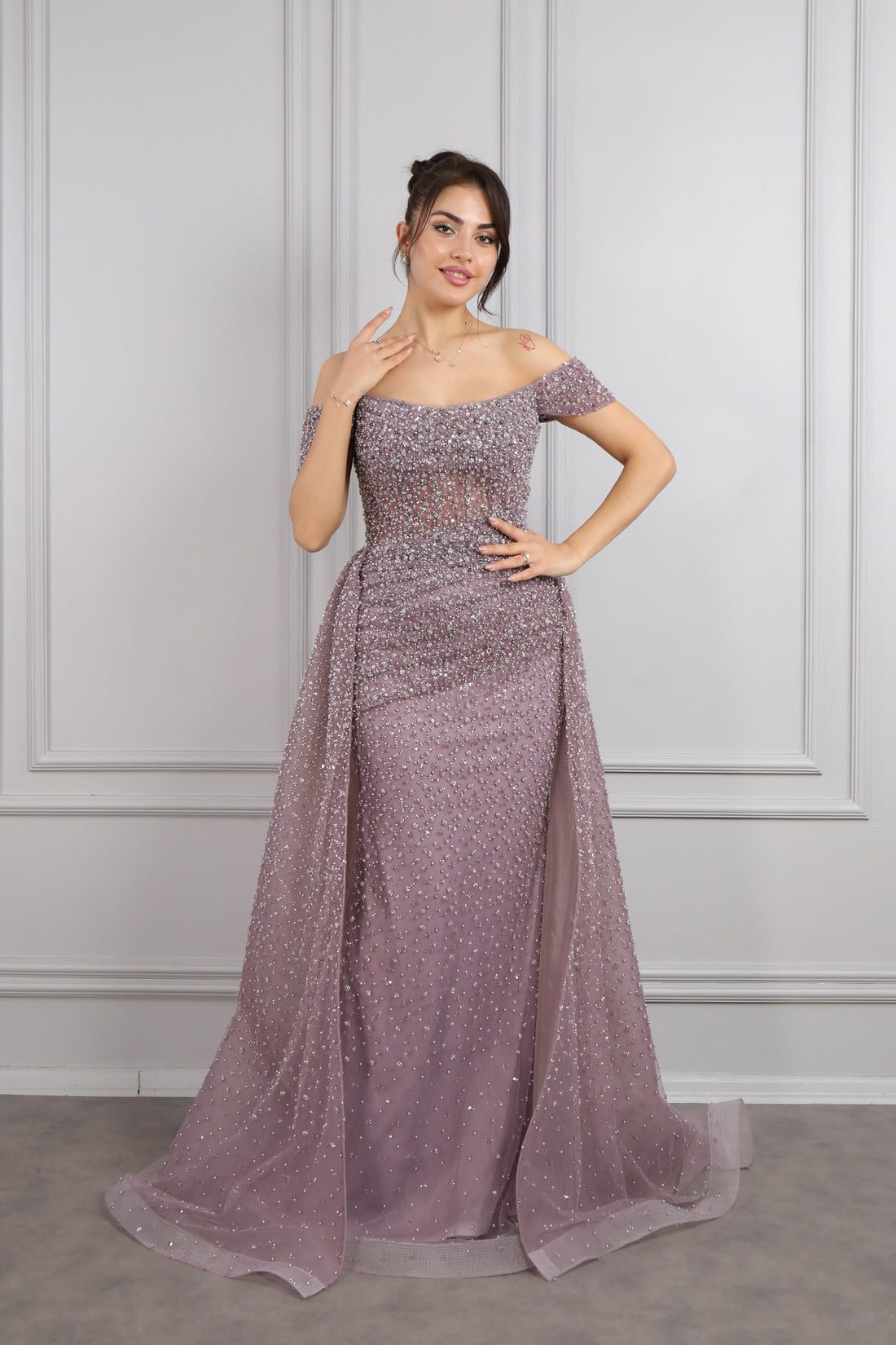 فستان سهرة مكشوف الاكتاف وتصميم ذيل مطرز بالخرز من "المجموعة الخاصة" -موفي