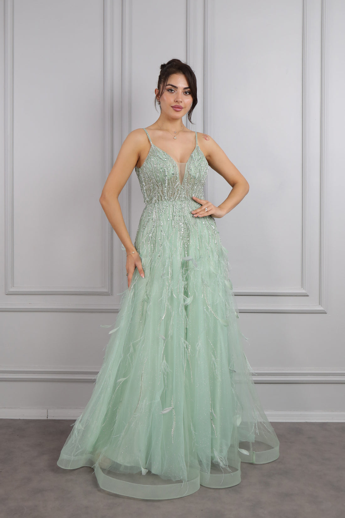 فستان سهرة بحمالات رفيعة وفتحة كبيرة في الصدر مع تفاصيل ريش من "المجموعة الخاصة" -اخضر