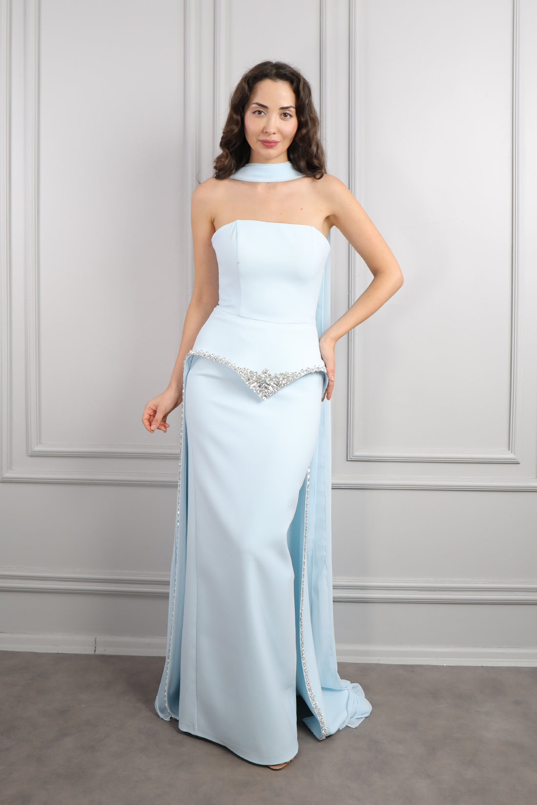 فستان سهرة سترابلس مطرز بالكريستالات مع وشاح - سماوي