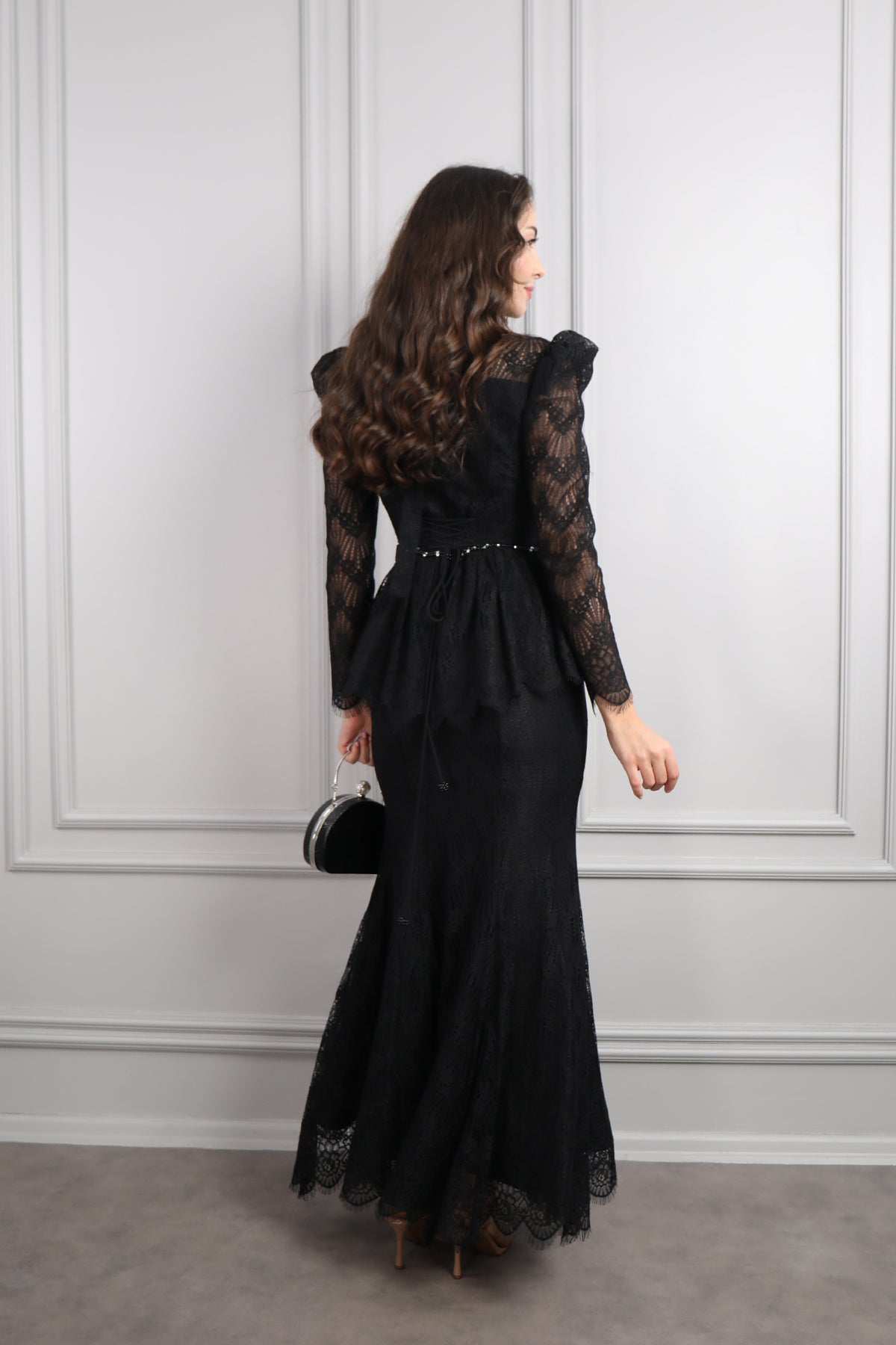 طقم دانتيل خناقي بتطريزات خرزية عالياقة والخصر باكمام شفافة -اسود