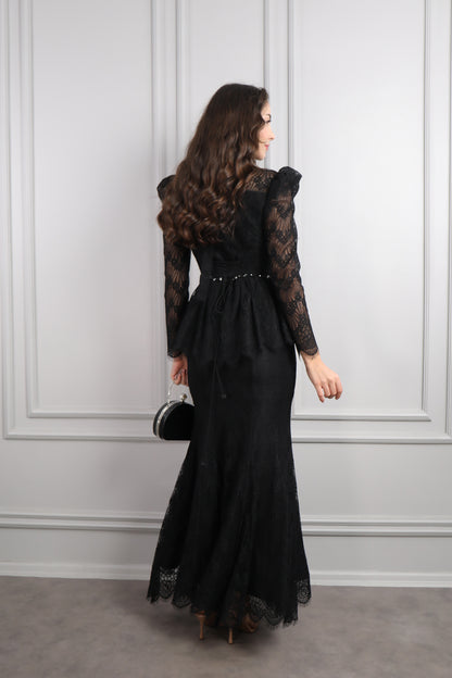 طقم دانتيل خناقي بتطريزات خرزية عالياقة والخصر باكمام شفافة -اسود