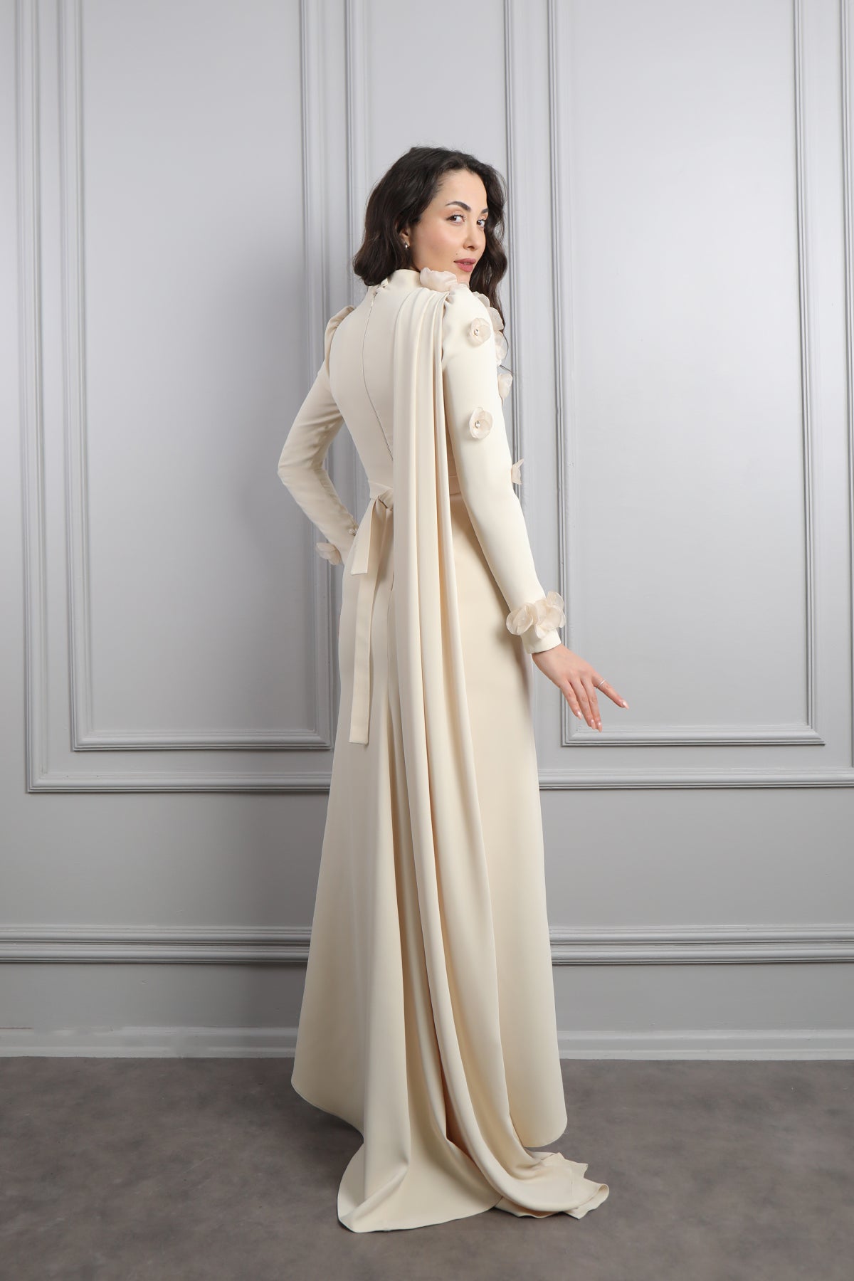 فستان سهرة للمحجبات بتصميم كورسيه وزينة ورود مع تفصيل كايب من الكتف -بيج