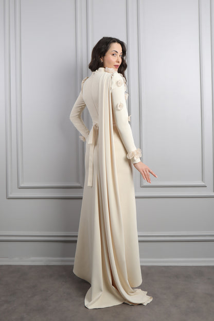 فستان سهرة للمحجبات بتصميم كورسيه وزينة ورود مع تفصيل كايب من الكتف -بيج