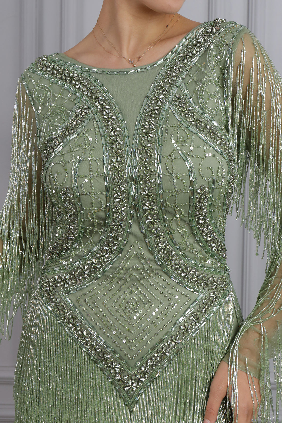 فستان سهرة من بتطريز خرز وتفاصيل خيوط متدلية من "المجموعة الخاصة" -اخضر