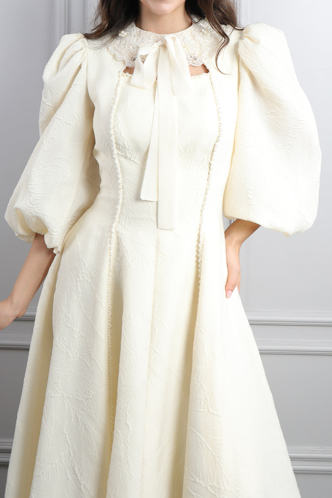 فستان باكمام بالون بتطريزات خرزية -سكري