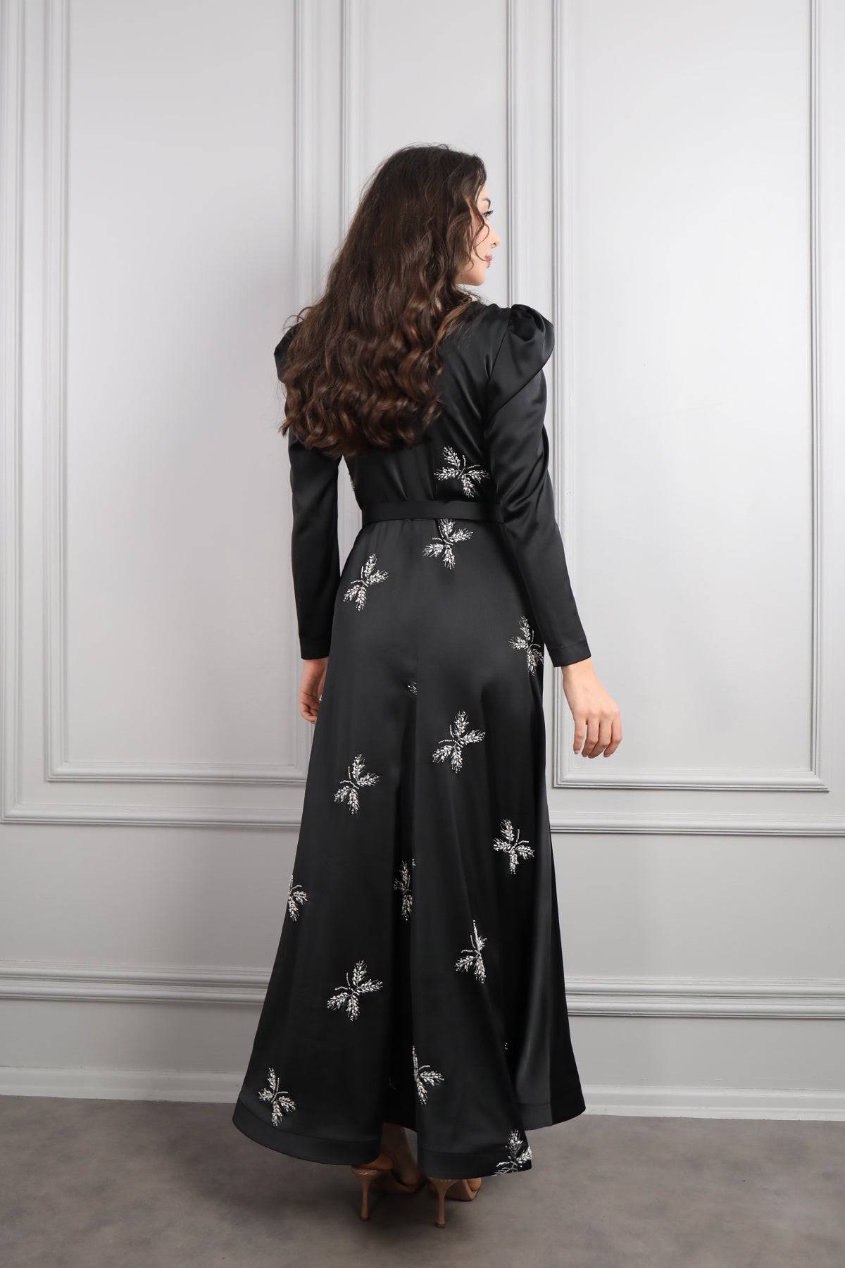 فستان ساتان بتطريزات خرزية وحزام عالخصر -اسود