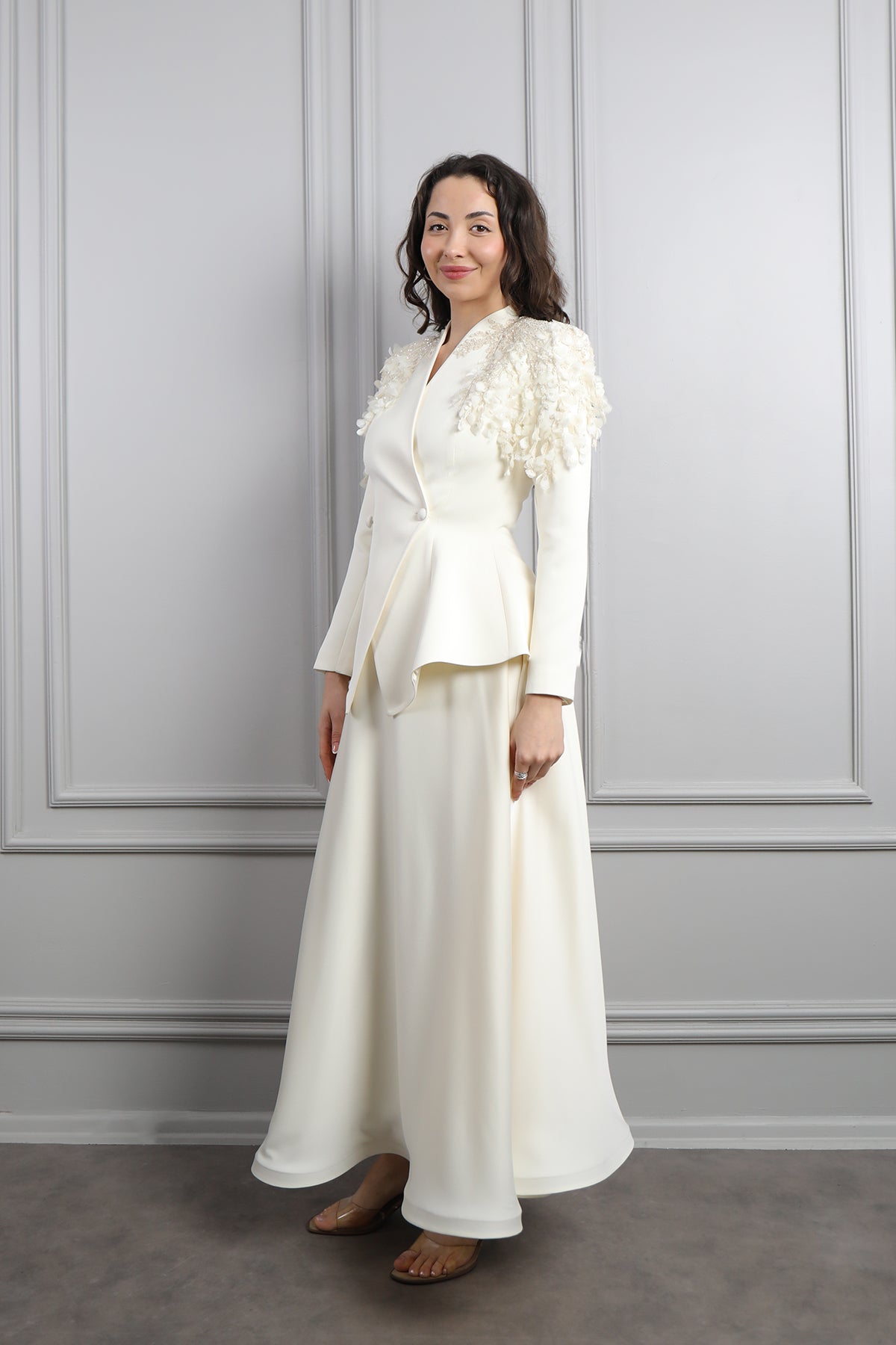 طقم تنورة ساتان وجاكيت مزين بورود عالاكتاف  -سكري