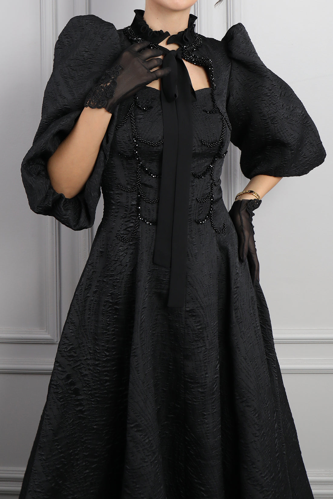 فستان ميدي بياقة تنربط باكمام بالون وتطريزات خرزية -اسود