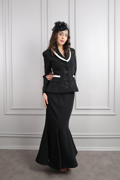 طقم تنورة وجاكيت بتطريزات ورود مع اكسسوار للشعر -اسود