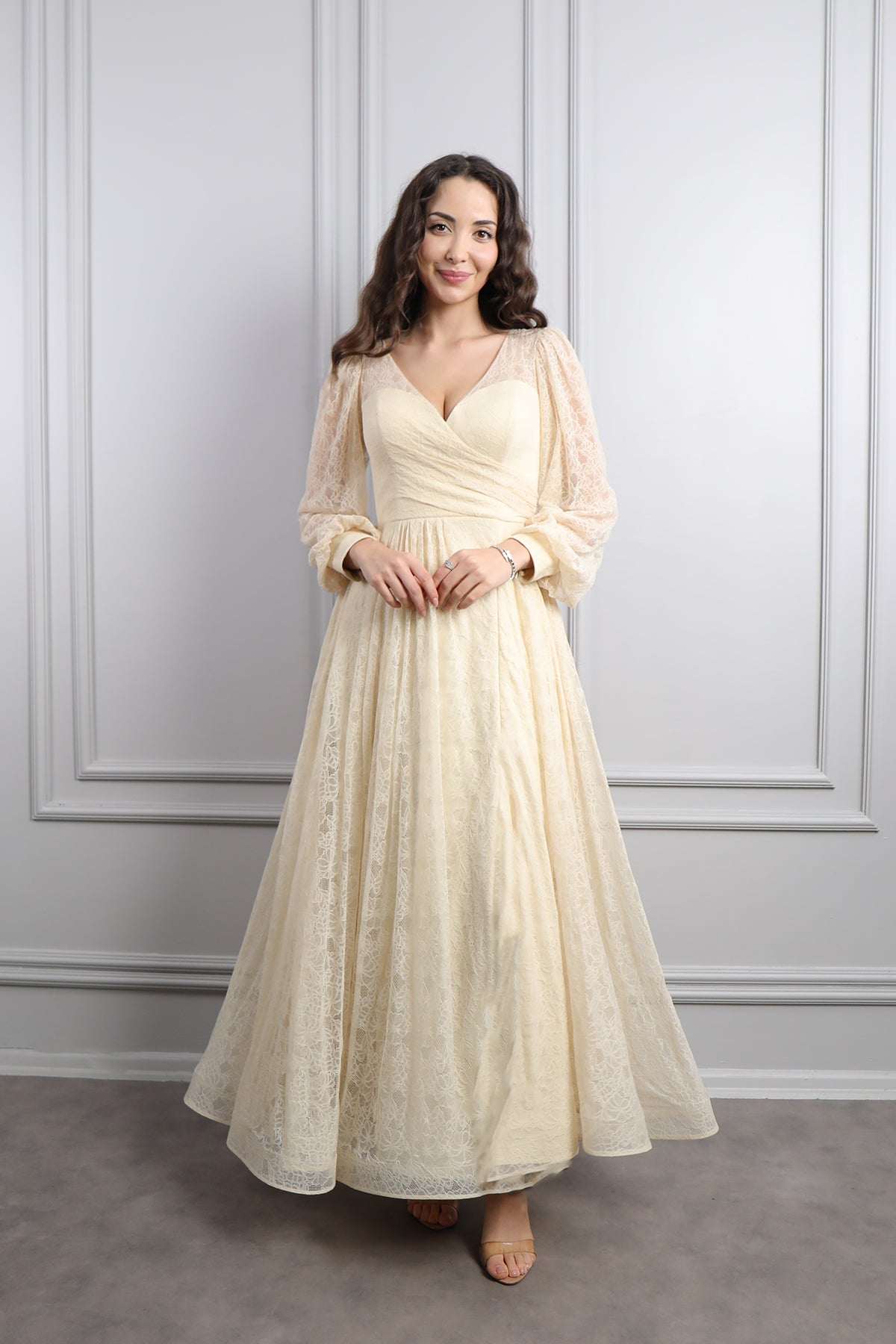 فستان سهرة دانتيل بياقة مثلثة واكمام واسعة مقاس كبير -بيج