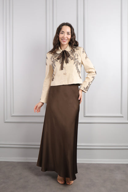 طقم تنورة ساتان وجاكيت بتطريزات خرزية -بيج