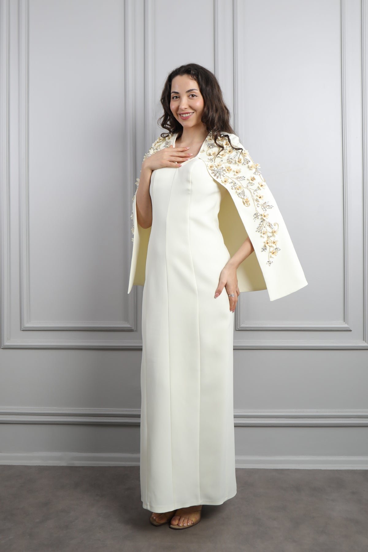 فستان سهرة بتفصيل كايب عالكتف بتطريزات كريستالية مقاس كبير -سكري