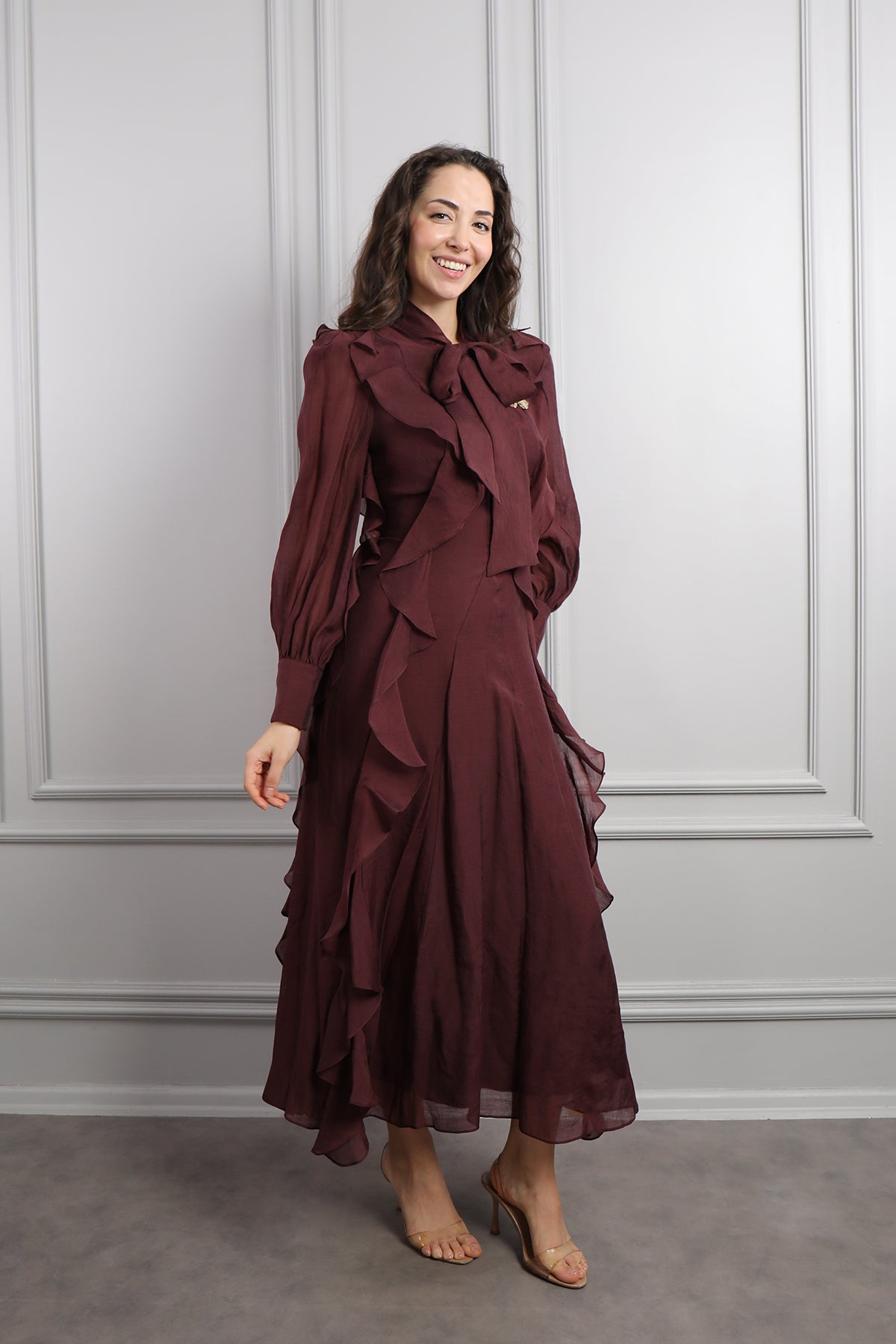 فستان بتفاصيل كشكشة وزينة بروش ذهبية -عودي