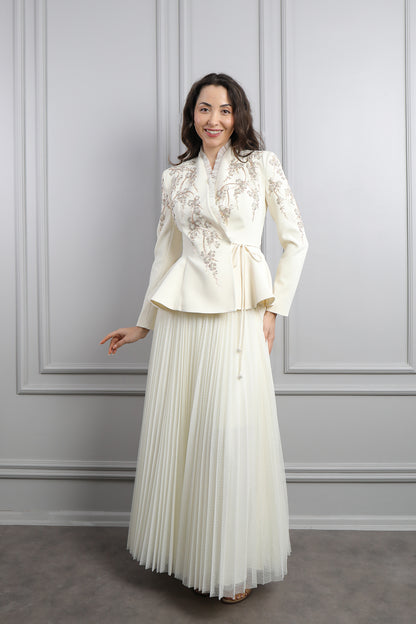 طقم تنورة بتكسيرات وجاكيت مزين بتطريزات خرزية وكشكشة -سكري