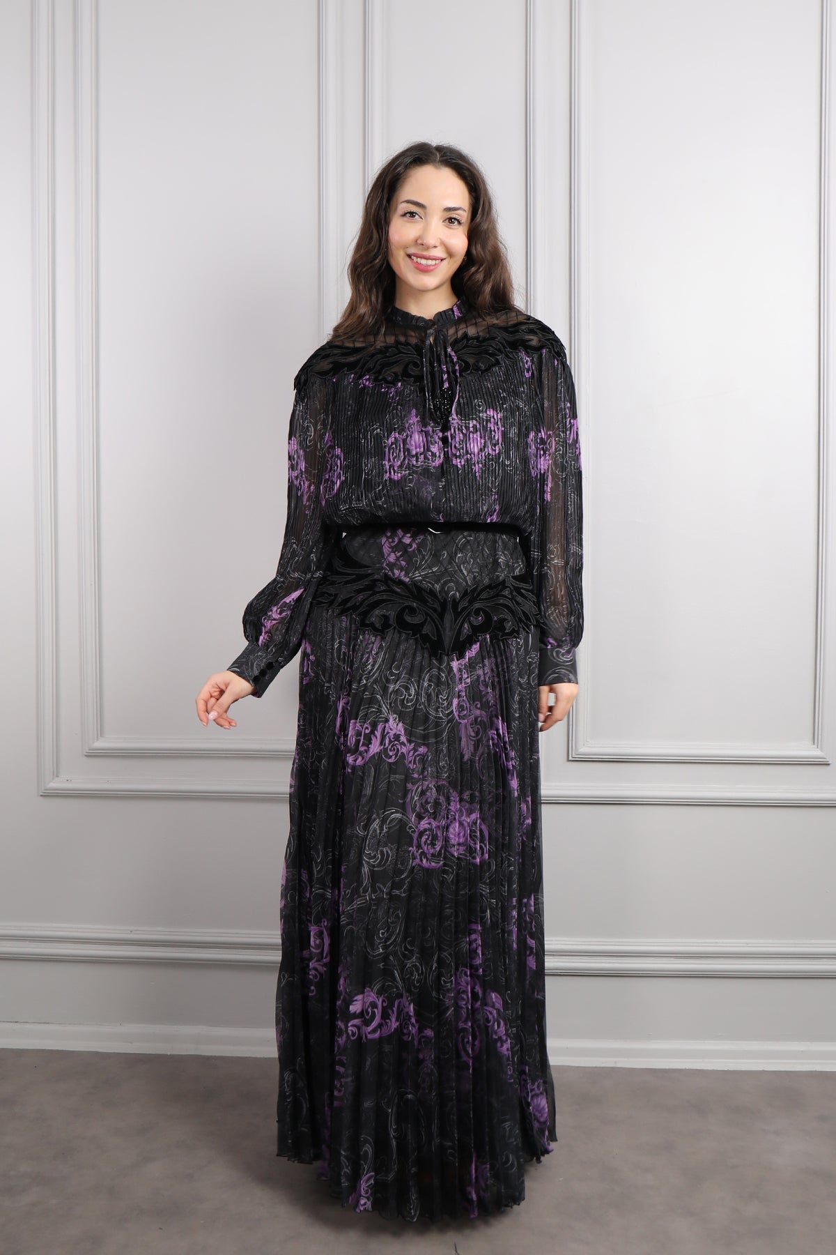 فستان شيفون بتفاصيل مخملية وتكسيرات باكمام واسعة مقاس كبير -اسود وموفي