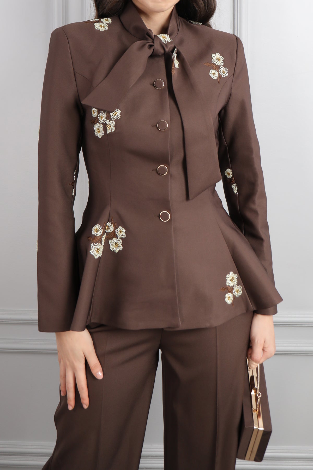 طقم بنطال وبلوزة بتطريزات خرزية وتفصيل ربط عالياقة -بني