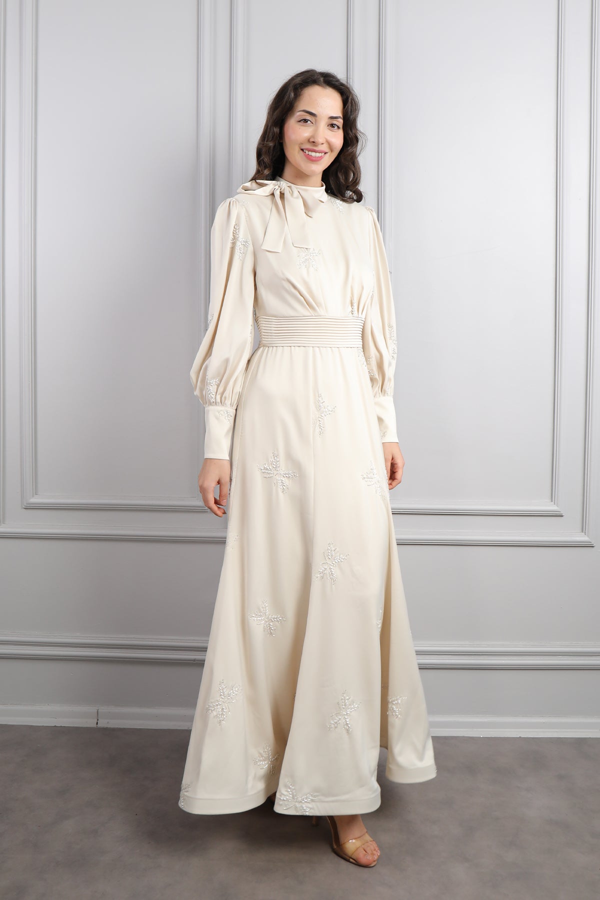 فستان ساتان خناقي بنقشات لامعة وفيونكة عالياقة -بيج