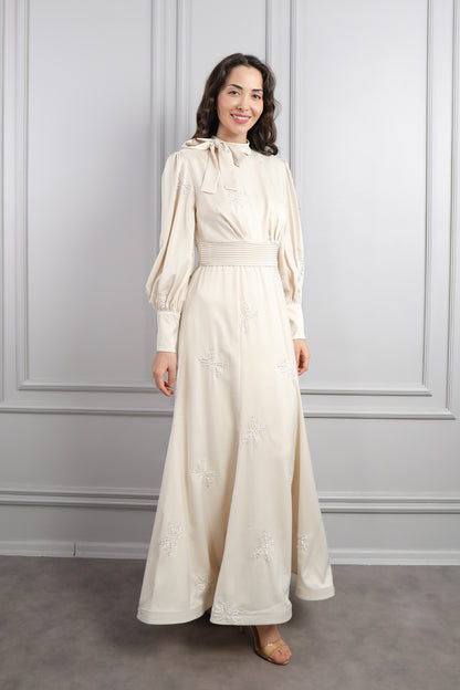 فستان ساتان خناقي بنقشات لامعة وفيونكة عالياقة -بيج