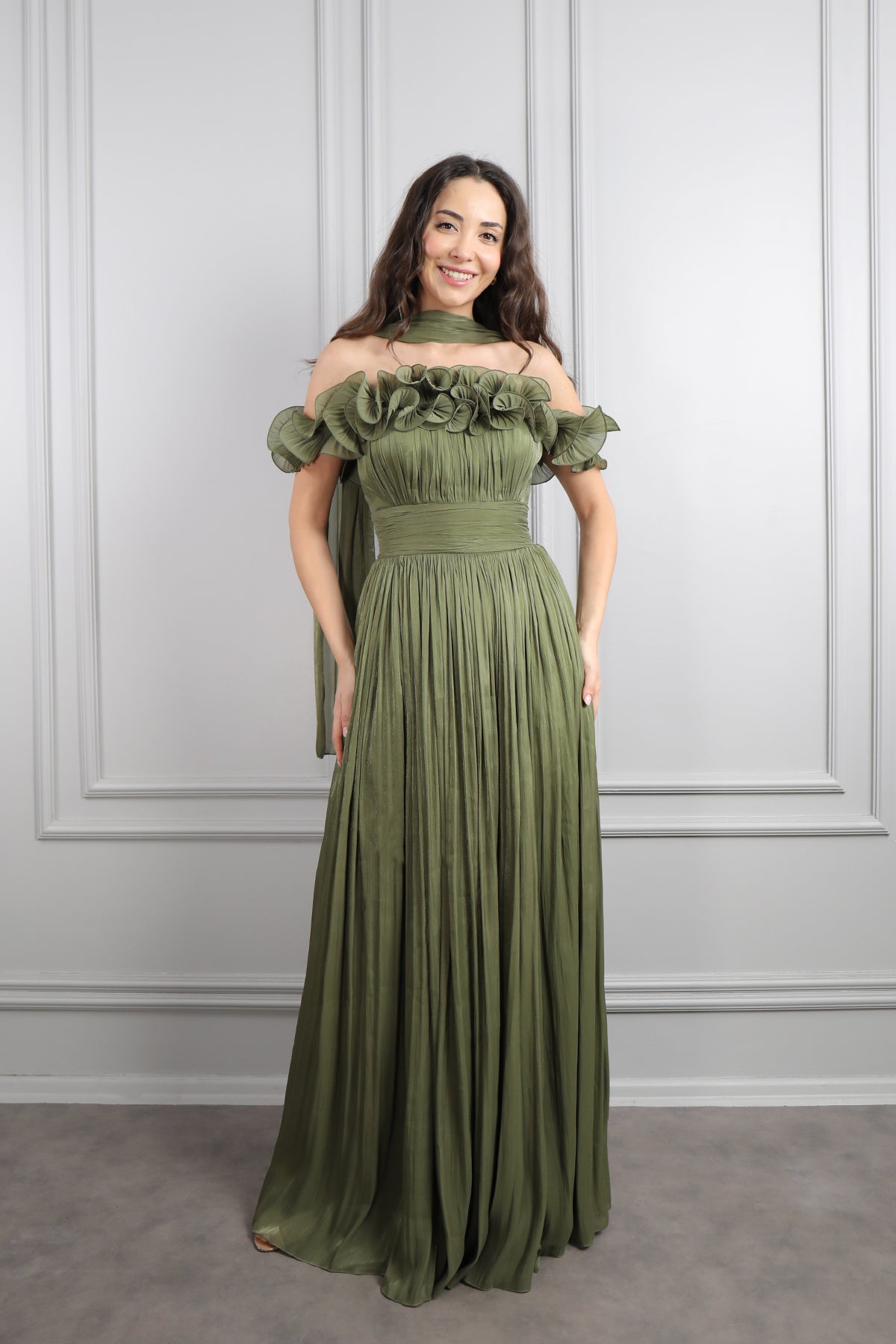 فستان سهرة مكشوف الاكتاف بتفاصيل كشكشة مع شال -زيتي