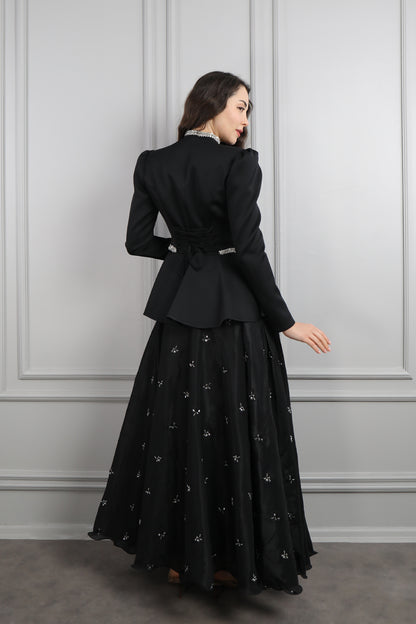 طقم تنورة مزين بتطريزات مع جاكيت مطرز بالفصوص -اسود