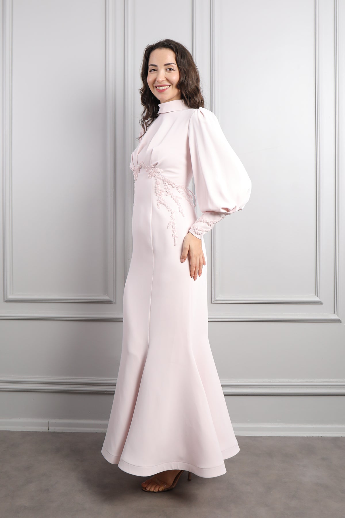 فستان خناقي مزين بالخرز بتفاصيل ربط بالخلف -بمبي