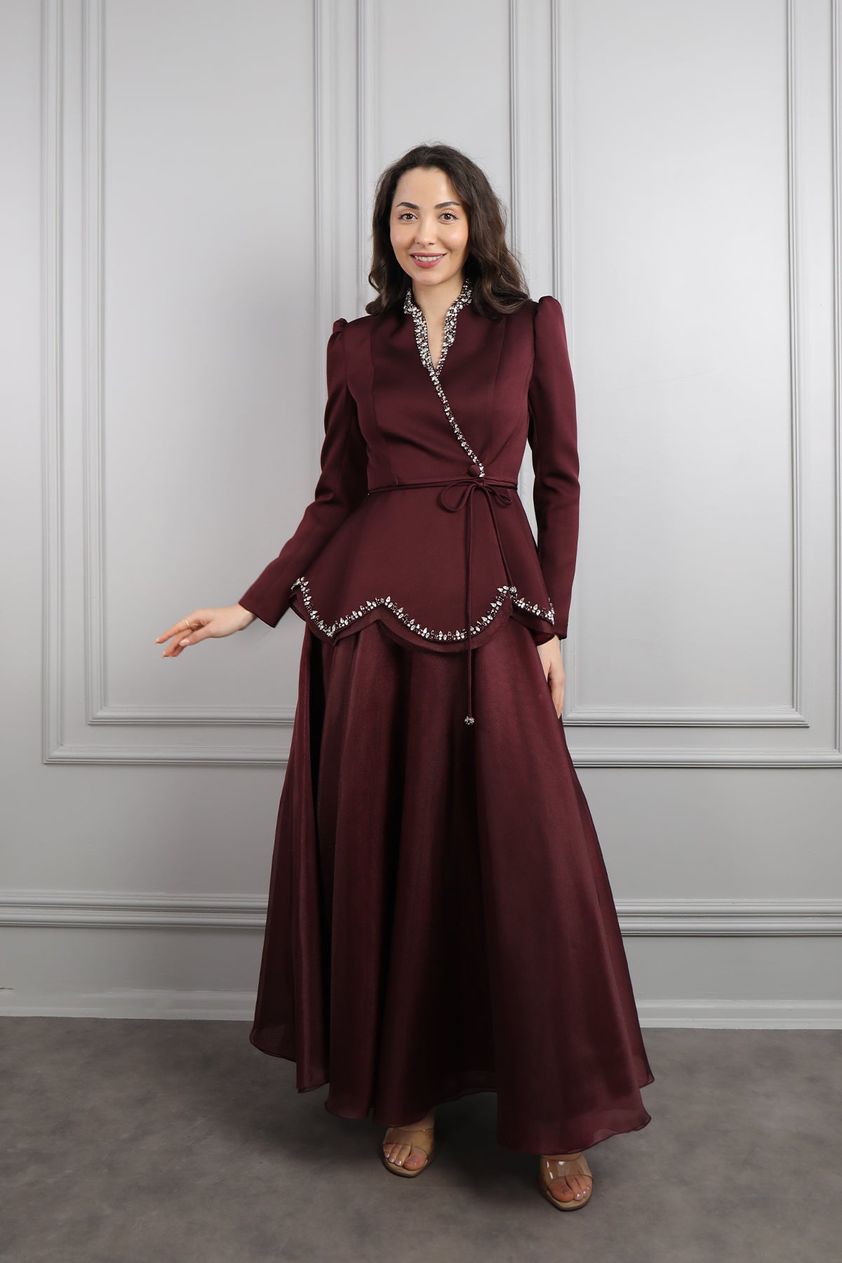 طقم تنورة وجاكيت مزين بتطريوات كريستالية -عودي