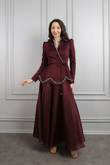 طقم تنورة وجاكيت مزين بتطريوات كريستالية -عودي