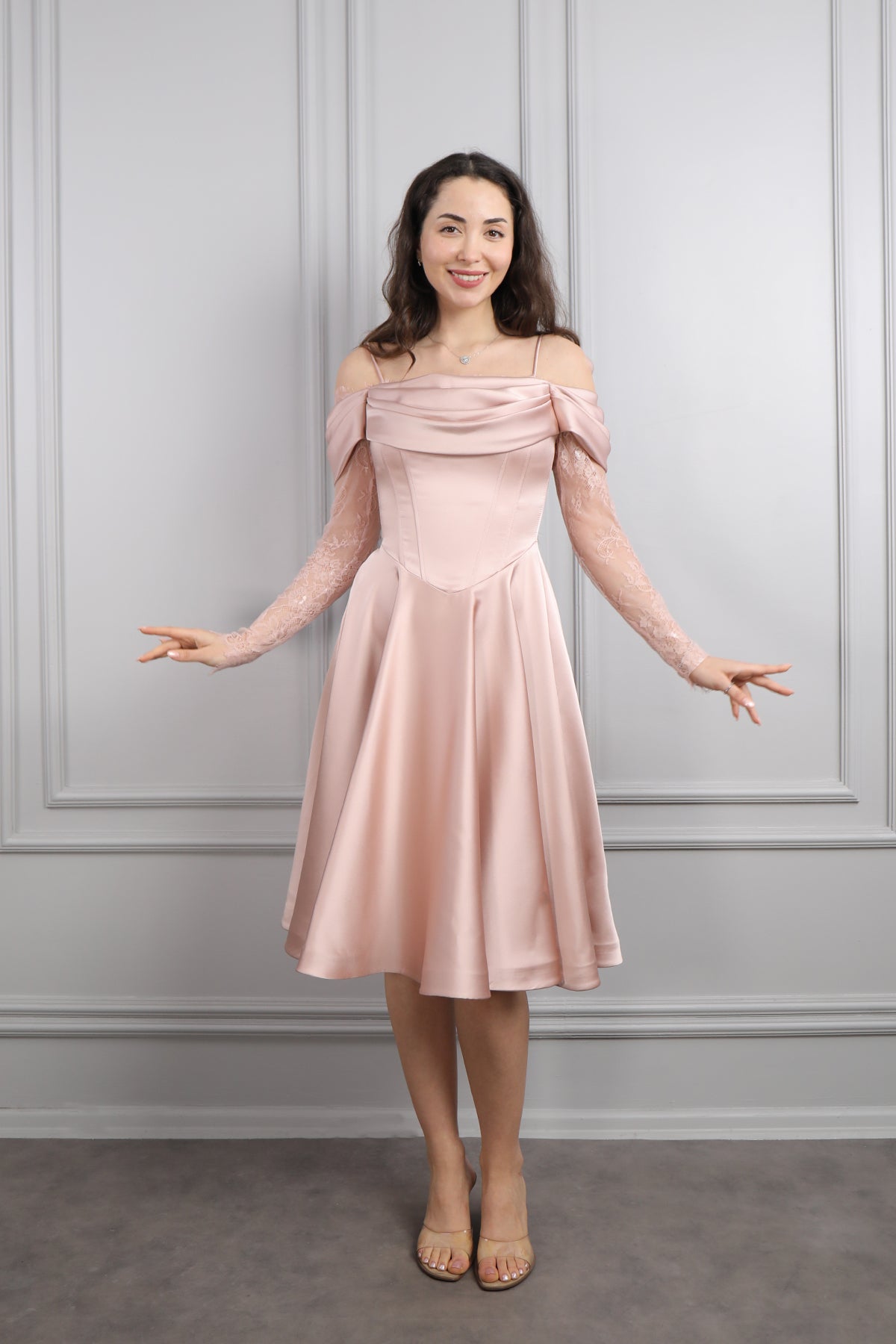 فستان سهرة ميدي ساتان مكشوف الاكتاف باكمام دانتيلية -بمبي