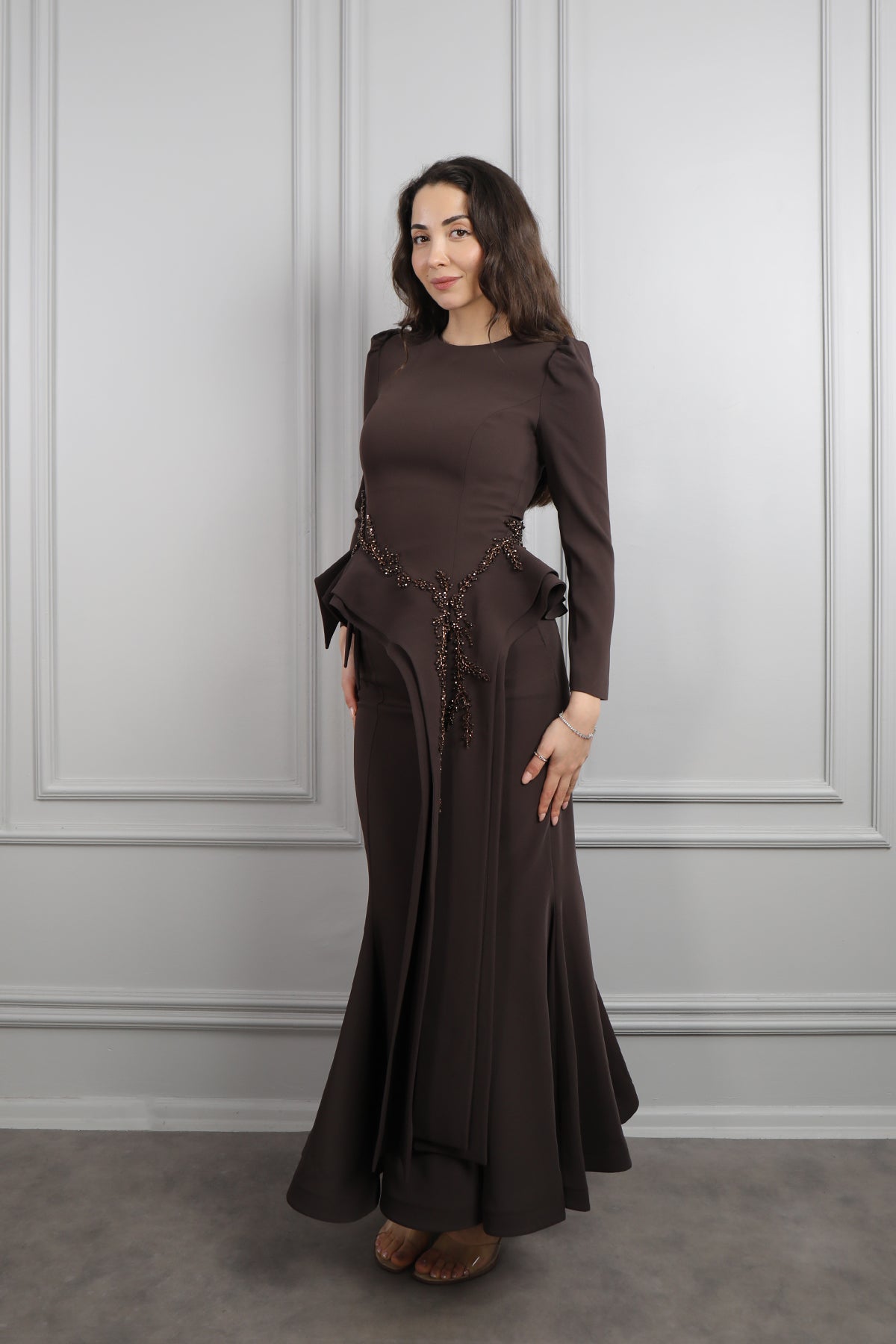 طقم تنورة وتوب مزين بالخرز بتفصيل ذيل من الخصر -بني