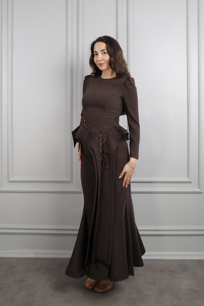 طقم تنورة وتوب مزين بالخرز بتفصيل ذيل من الخصر -بني