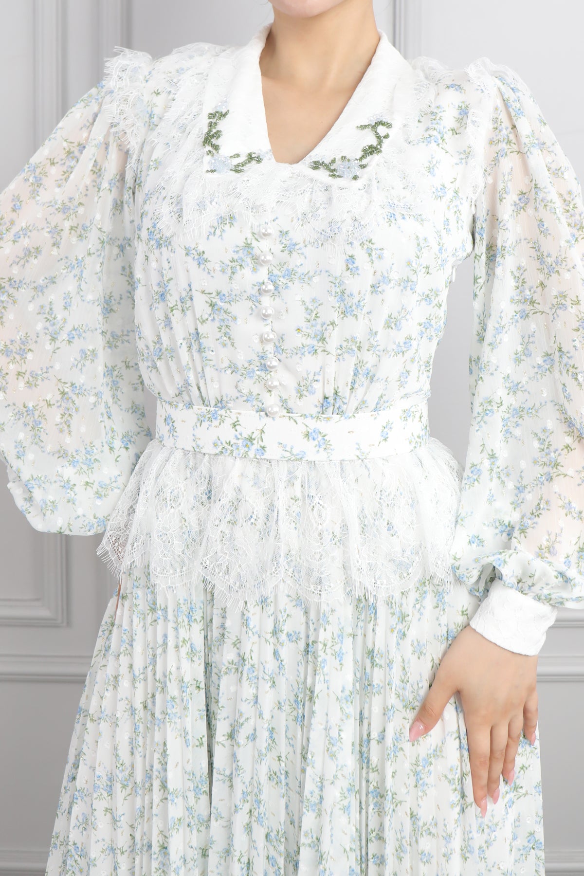 فستان شيفون باكمام شفافة مع حزام بتفاصيل دانتيلية وتصميم تنورة تكسيرات -ازرق