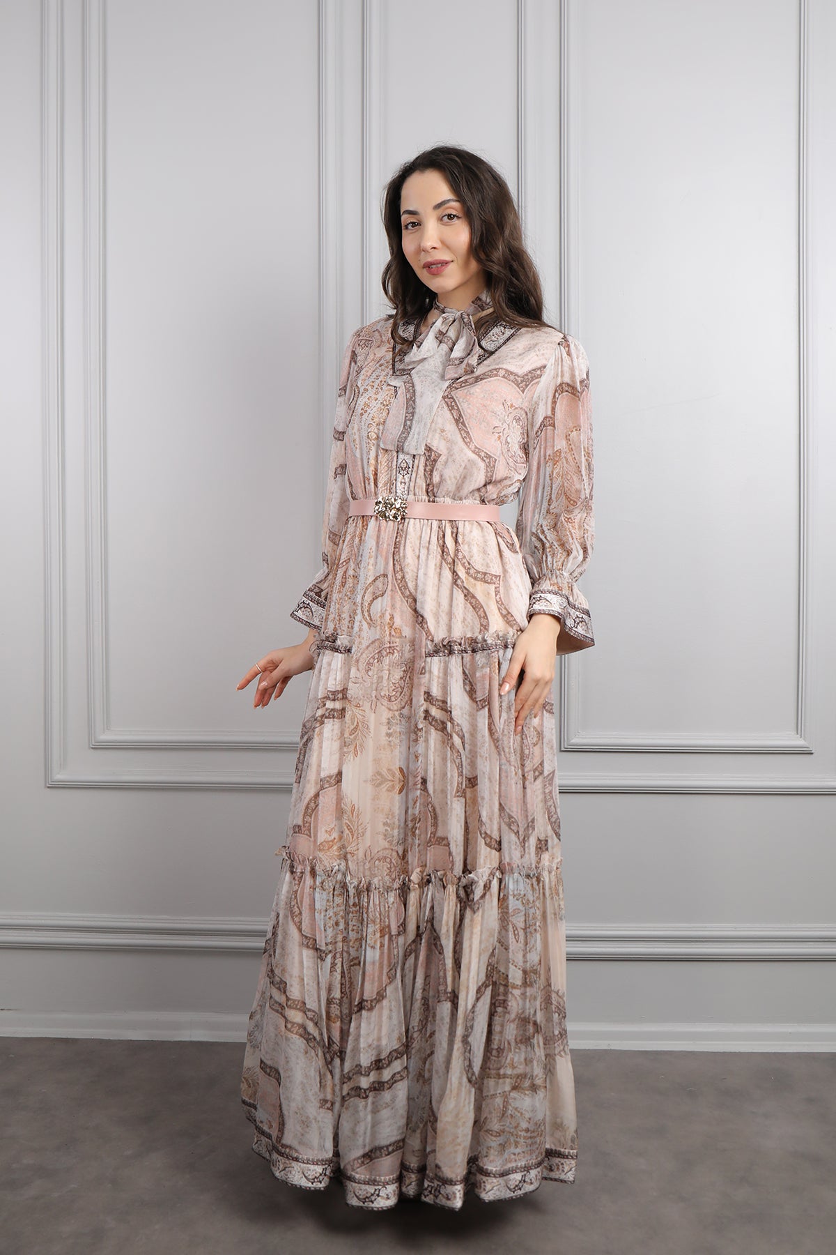 فستان شيفون بتفاصيل كشكشة وياقة تنربط مع حزام عالخصر -بني