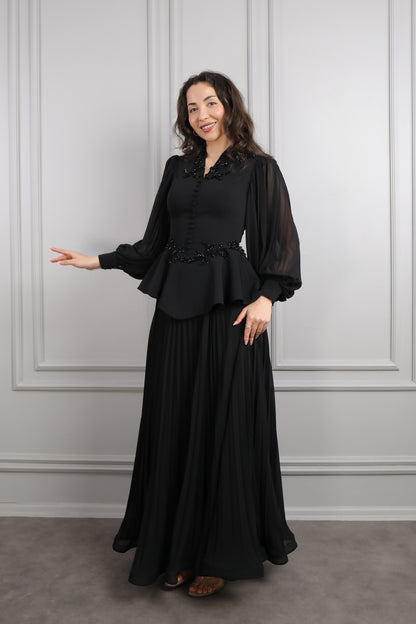 طقم تنورة بتكسيرات وتوب مزين بازرار وتطريزات خرزية -اسود