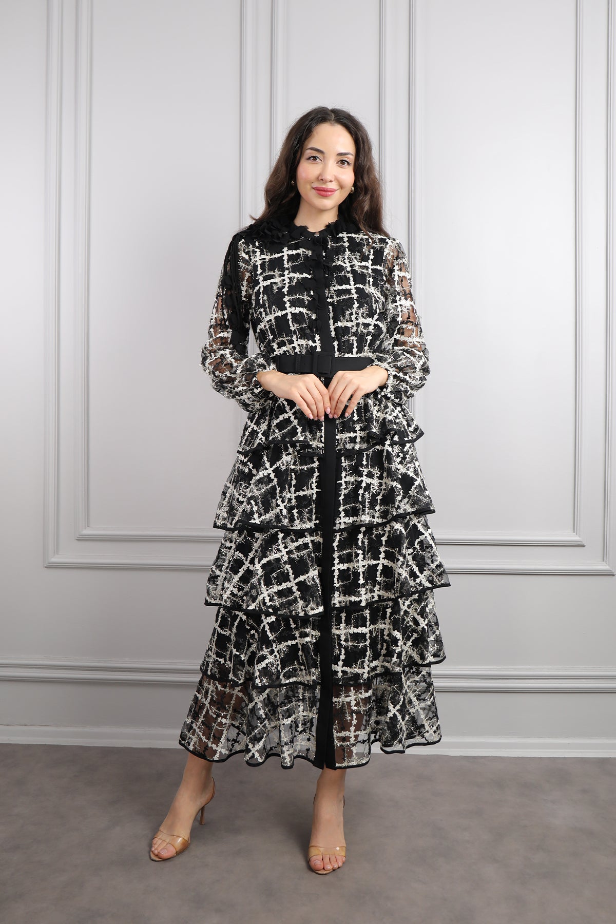 فستان بياقة ورود بتفاصيل طبقات مع حزام مقاس كبير -اسود ورمادي