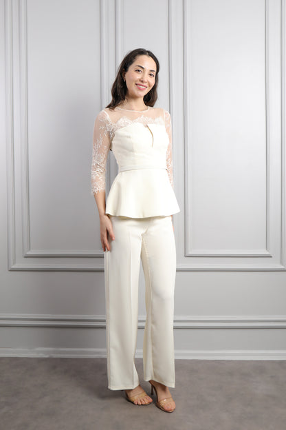 طقم بنطال وبلوزة باكمام شفافة وتفاصيل دانتيل -سكري