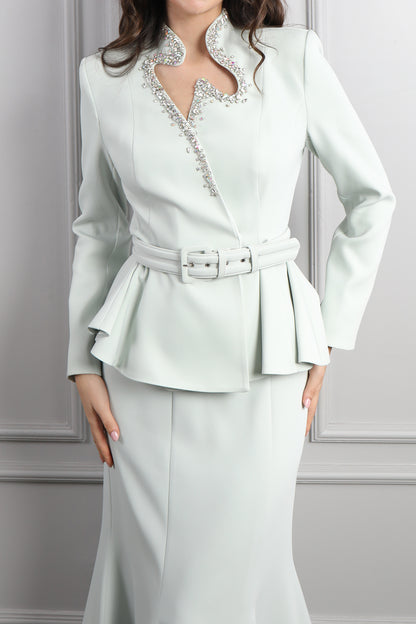 طقم تنورة وجاكيت بتطريزات كريستالية وحزام عالخصر -نعناعي