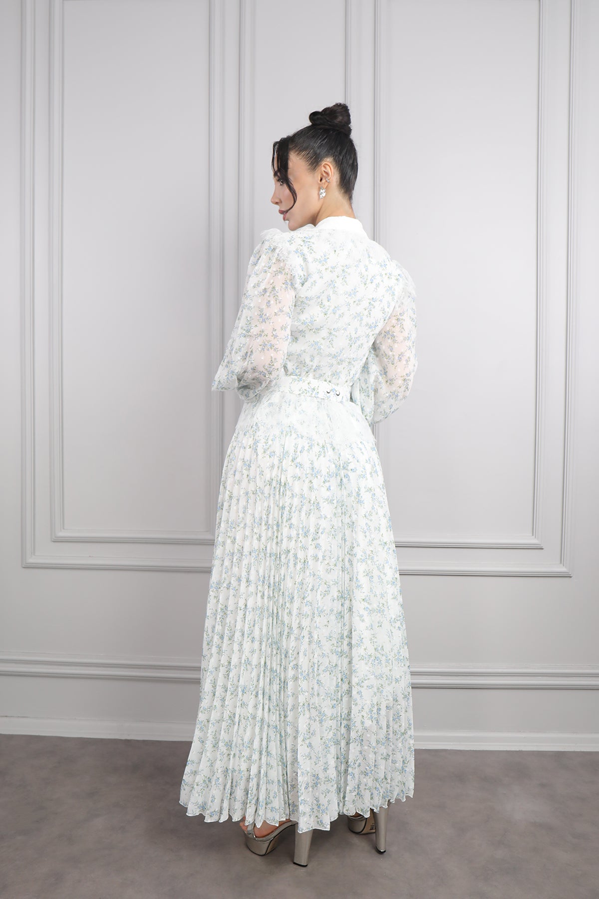 فستان شيفون باكمام شفافة مع حزام بتفاصيل دانتيلية وتصميم تنورة تكسيرات -ازرق