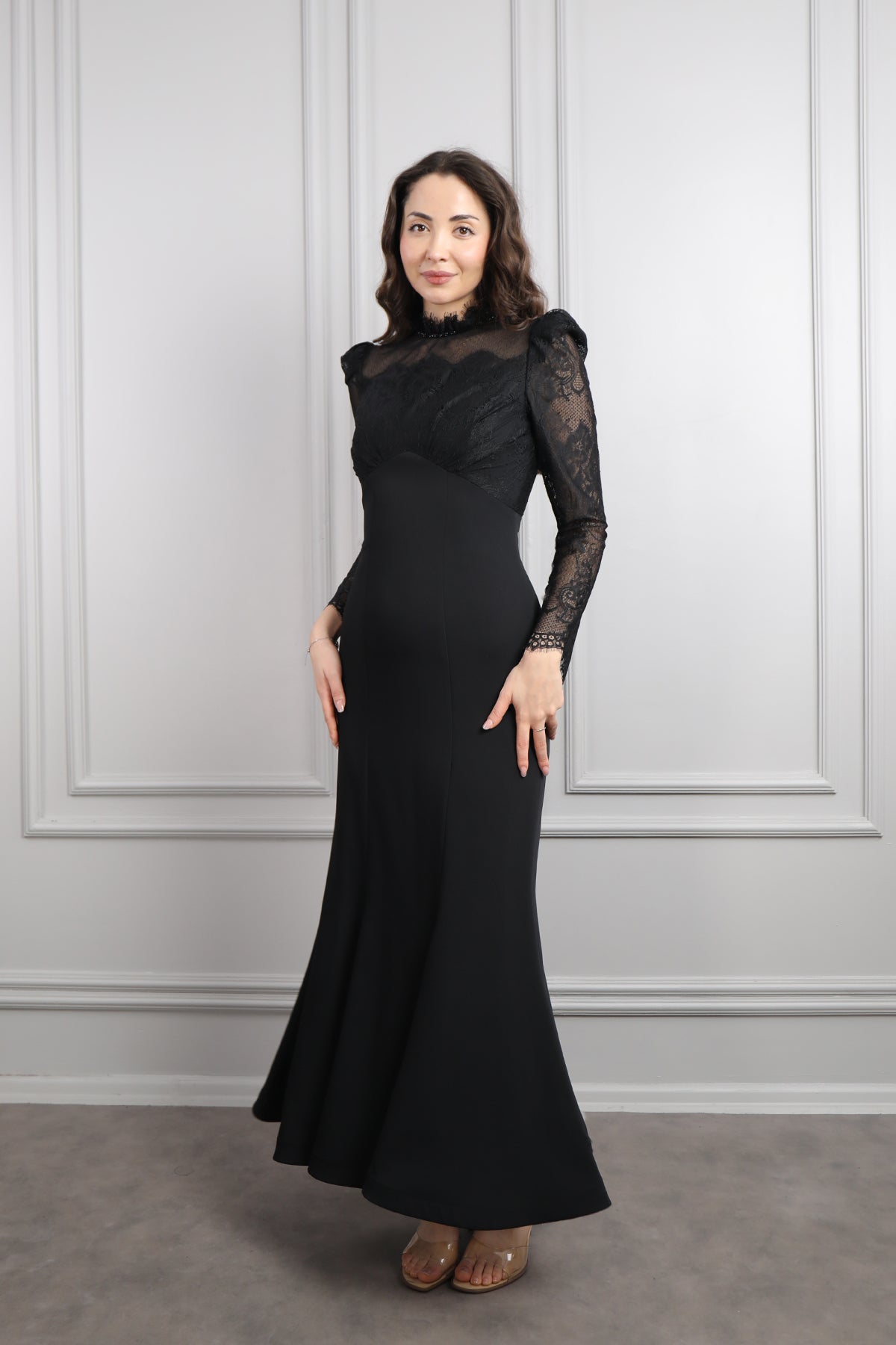 فستان بتصميم دانتيلي وتفاصيل شفافة -اسود