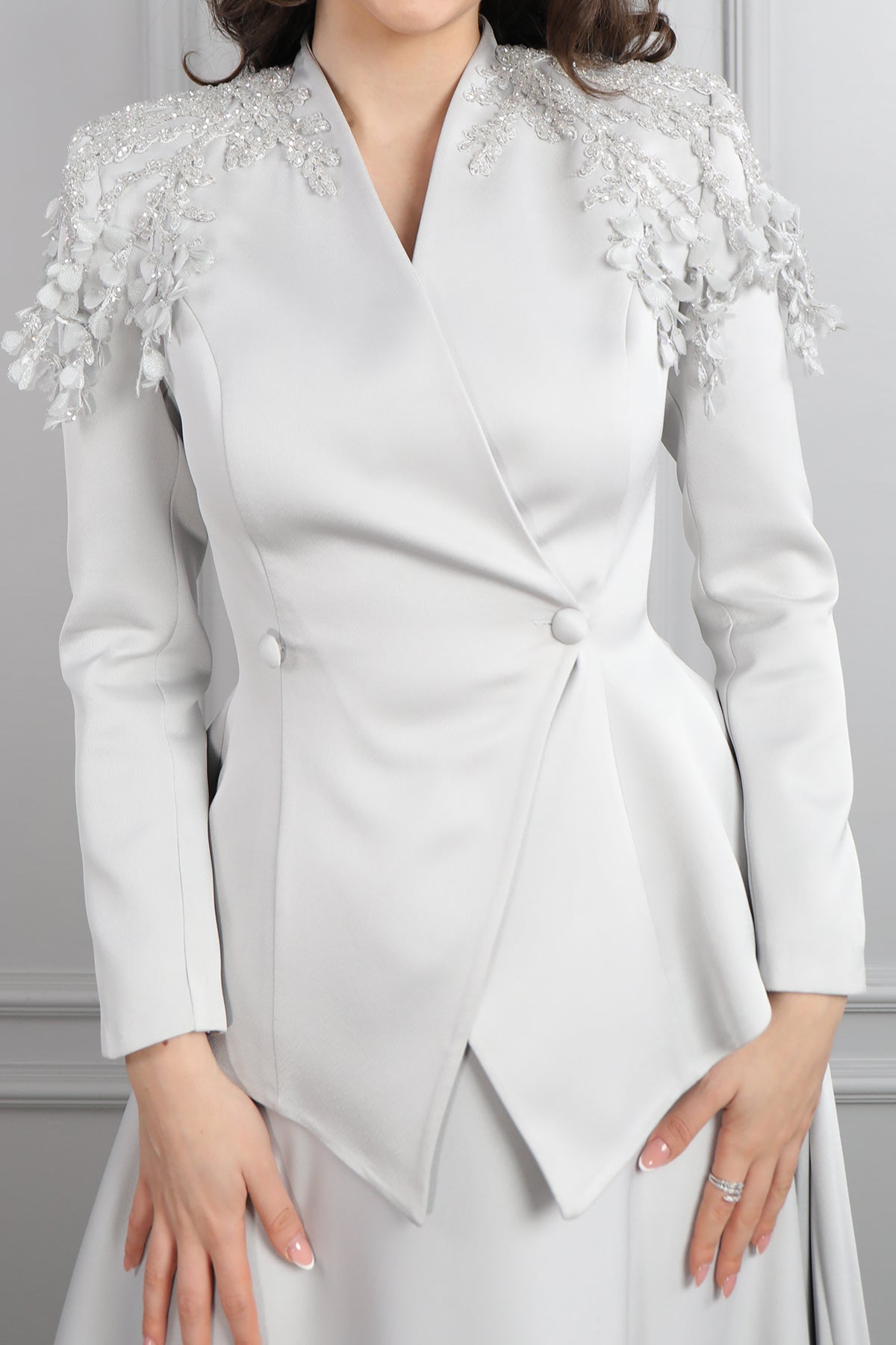 طقم تنورة ساتان وجاكيت مزين بورود عالاكتاف -رمادي