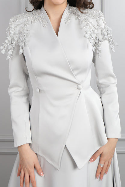 طقم تنورة ساتان وجاكيت مزين بورود عالاكتاف -رمادي