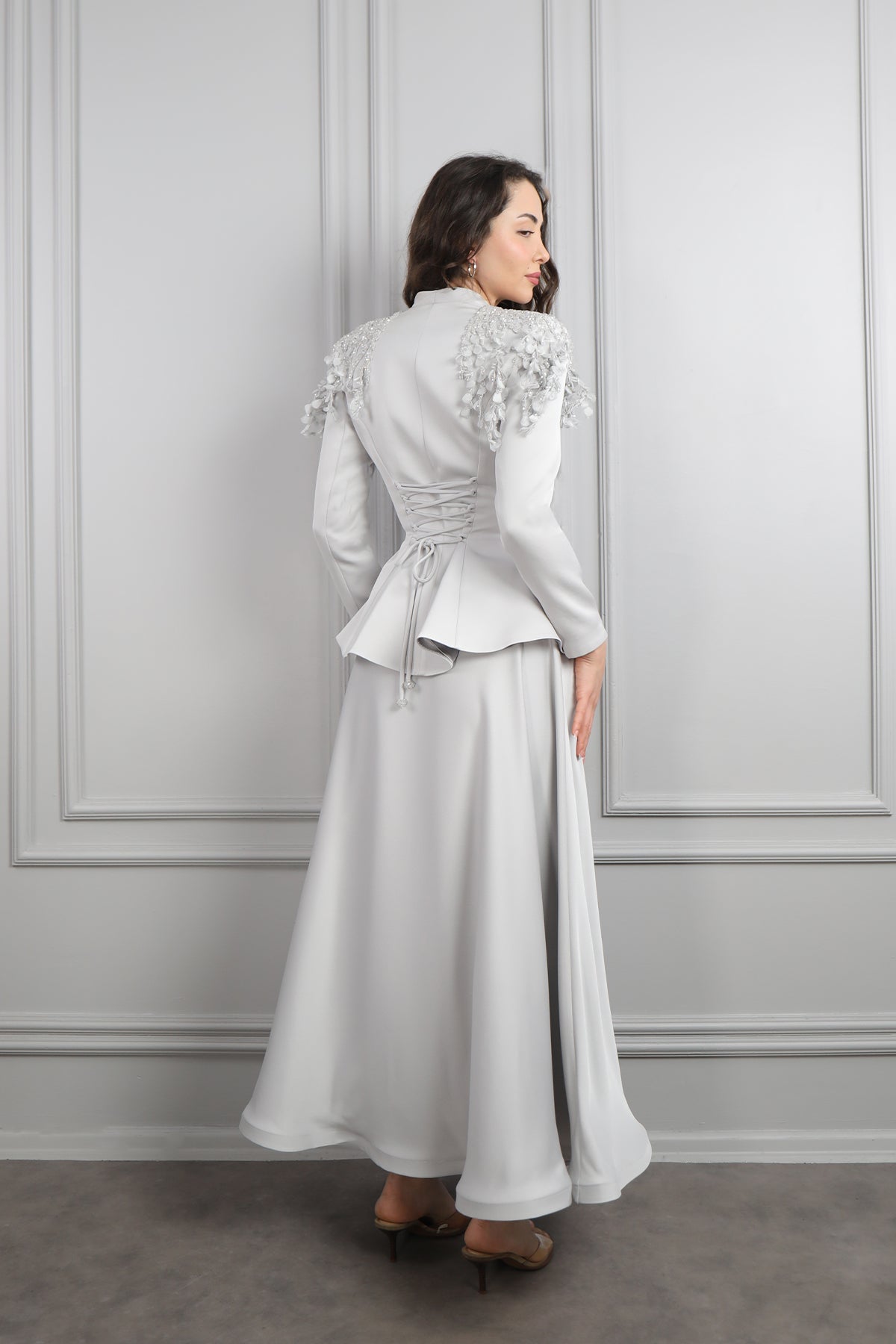 طقم تنورة ساتان وجاكيت مزين بورود عالاكتاف -رمادي