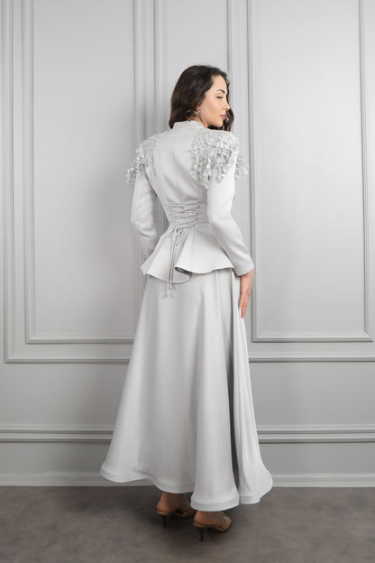 طقم تنورة ساتان وجاكيت مزين بورود عالاكتاف -رمادي