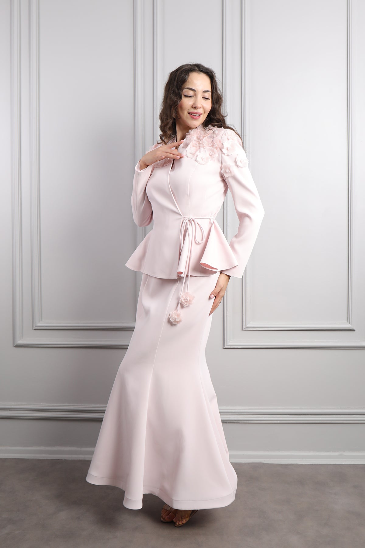 طقم تنورة وجكيت مزين بالورود مع حزام -بمبي