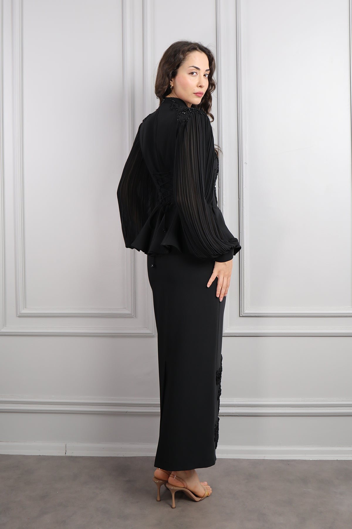 طقم تنورة مزين بتطريزات ورود وتفاصيل ازرار - اسود