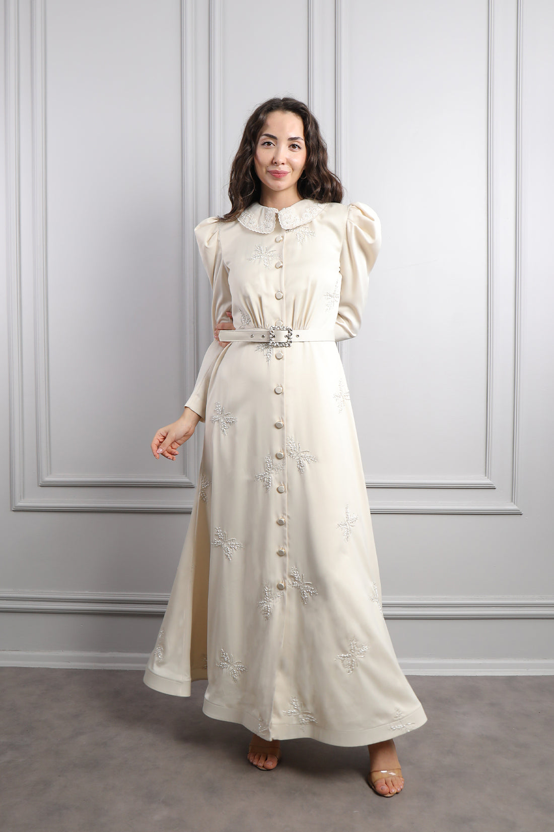 فستان ساتان بتطريزات خرزية وحزام عالخصر -بيج