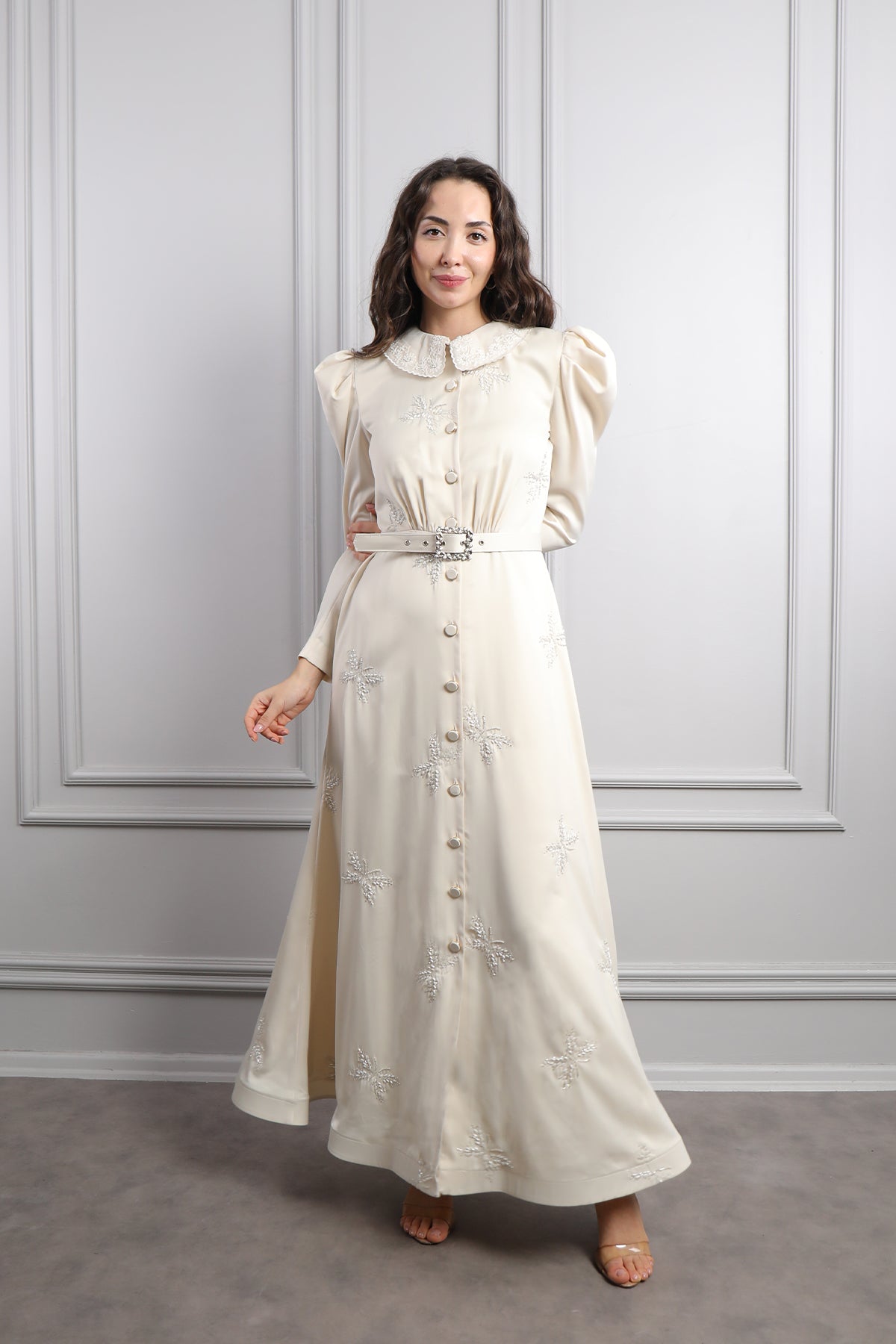 فستان ساتان بتطريزات خرزية وحزام عالخصر -بيج