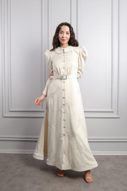 فستان ساتان بتطريزات خرزية وحزام عالخصر -بيج