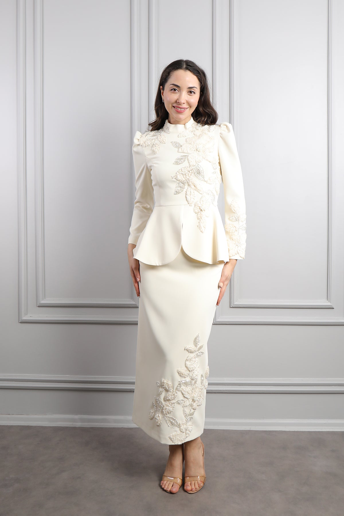 طقم تنورة مزين بتطريزات ورود -سكري