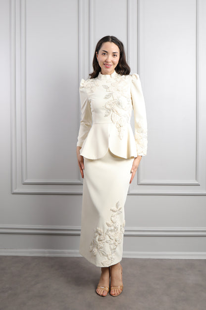 طقم تنورة مزين بتطريزات ورود -سكري