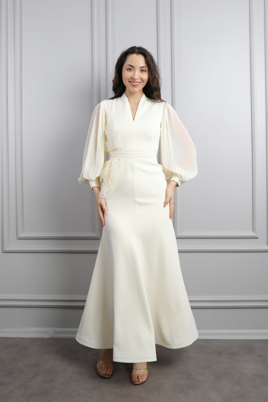 فستان بقصة سمكية باكمام واسعة شيفون وزينة جانبية -سكري